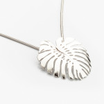 List monstera deliciosa jako originální náhrdelník ze stříbra.