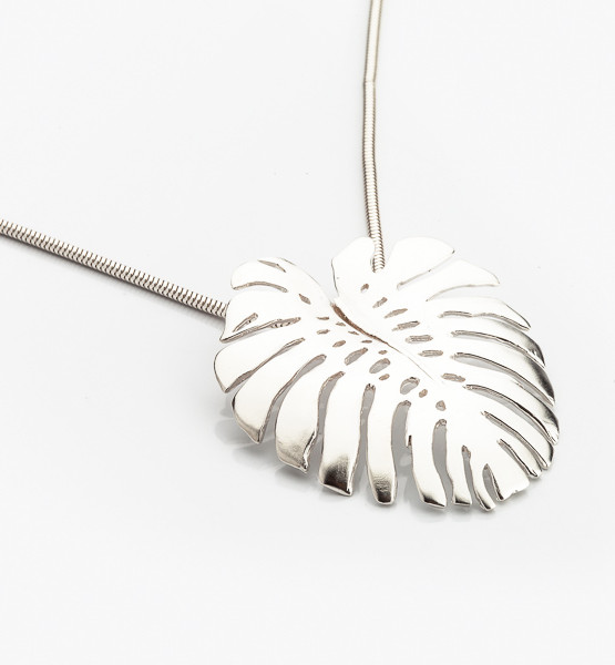 List monstera deliciosa jako originální náhrdelník ze stříbra.