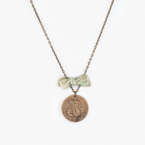 Vintage kulatý knoflík s monogramem a starou mašličkou