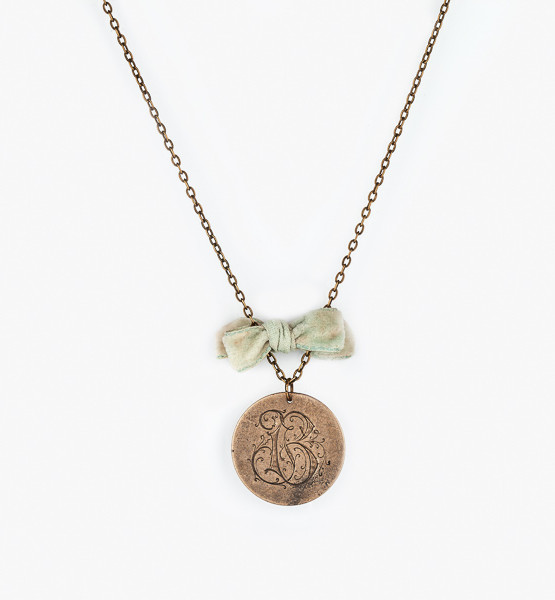 Vintage kulatý knoflík s monogramem a starou mašličkou